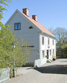 Vitt gammalt hus i gamla Linköping där DIS har sitt kansli