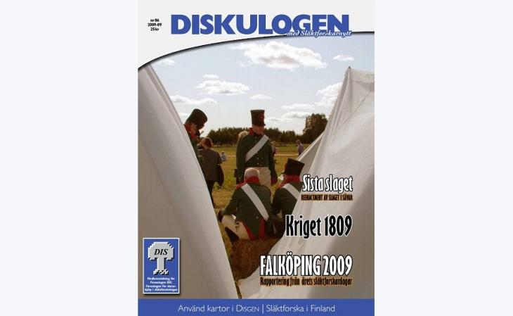 Soldater på hed vid vita tält. De är klädda i uniform från kriget 1809. Gröna rockar med red krage. Ljusa byxor, gröna höga hattar och vita ordensband snett över bröstet.